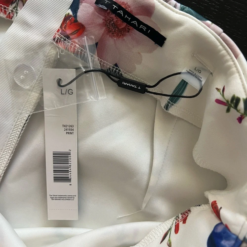 T Tahari Floral Print Slim Skirt In White Bouquet Print size L/G